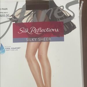 Hanes Silk Reflections Silky Sheer Pantyhose - Nude 5 pair in box